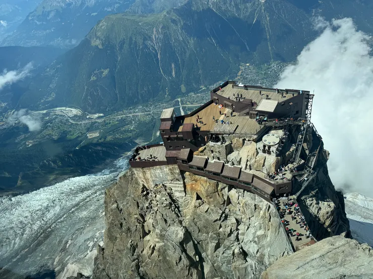 從主峯頂看第一段纜車的觀景平台