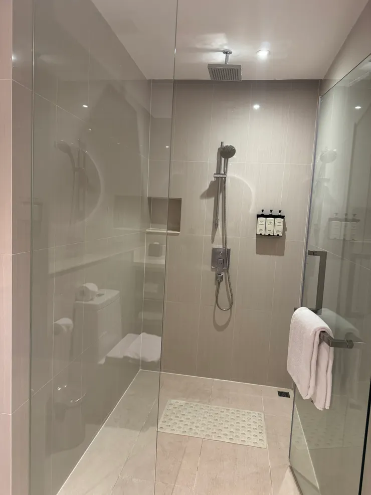 沒有浴缸QQ，但浴室很大