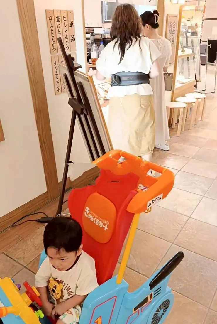 晚餐等候中，珍豬背對媽咪😂