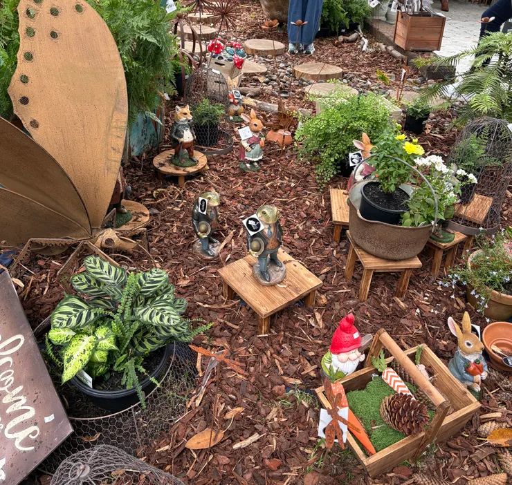 零售區販售各種園藝裝飾小物。