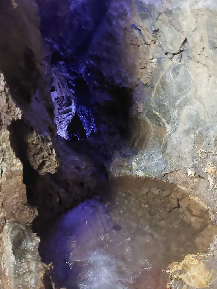 鐘乳石旁的水池，水是從上面瀑布來的，底下又是一段瀑布