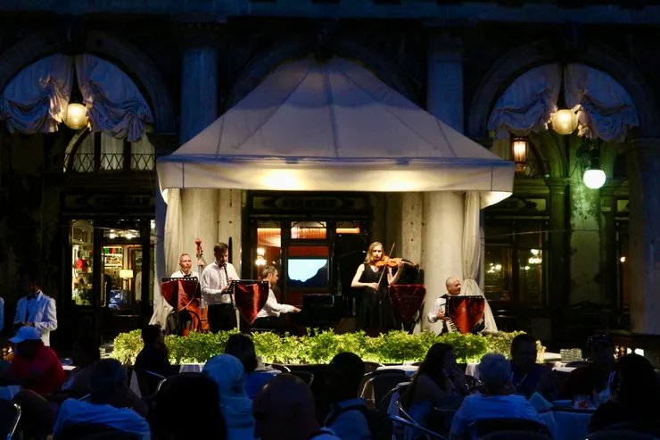 咖啡廳外頭還有音樂演奏，但坐外面還要多加6歐