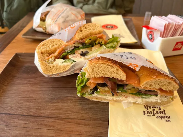 Bagle一份包鮭魚的₪30, 純素的₪27