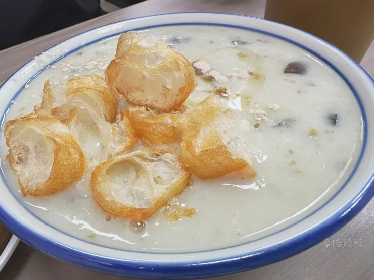 一直不習慣南部的「飯湯」粥，這碗幾乎沒有米粒的皮蛋瘦肉粥，高湯滲進米香，醃漬過的肉絲軟嫩得令人驚喜，入口香醇美味，正是希珞心目中的那個粥！！榮登今日菜色MVP～