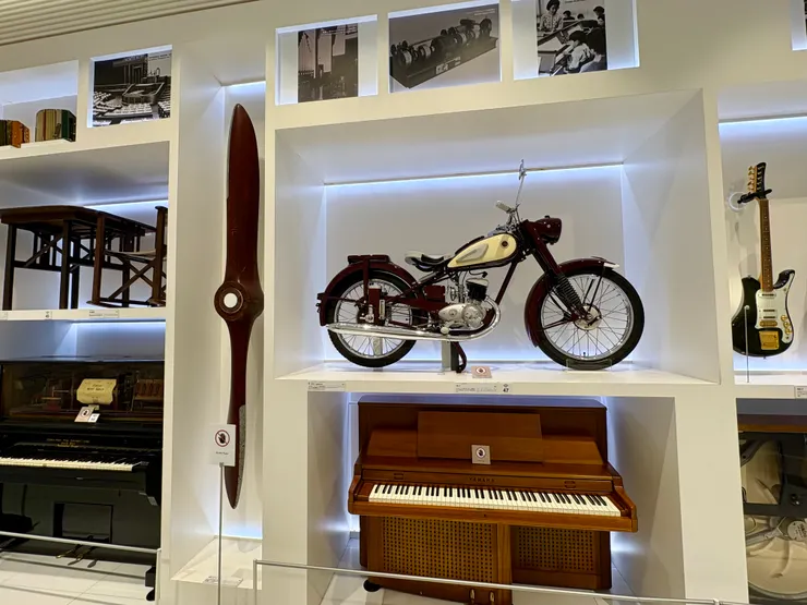 展館內還放置了當年做的木製螺旋槳，比一個成年人還高。