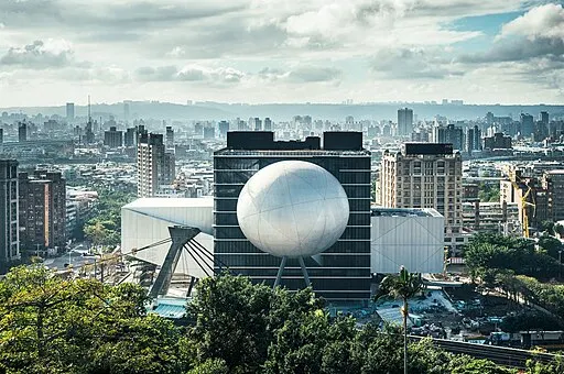 臺北表演藝術中心，Yu tptw, CC BY-SA 4.0 <https://creativecommons.org/licenses/by-sa/4.0>, 通過維基共享資源