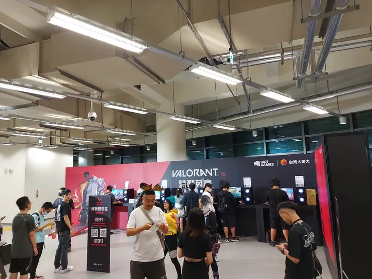 拳頭旗下的隔壁棚遊戲，目前全球火紅到不行但在台港澳戰隊群的實力中，暫時還不足以成為特約戰隊。