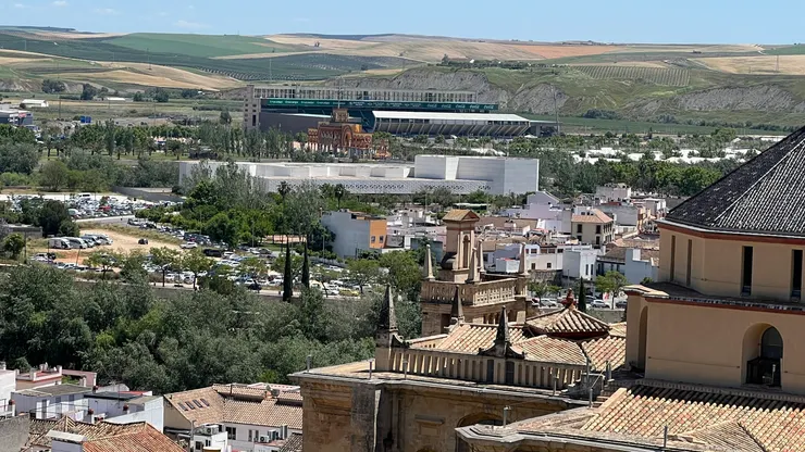 鐘樓是哥多華最高的建築，連遠方的足球場都看得到。