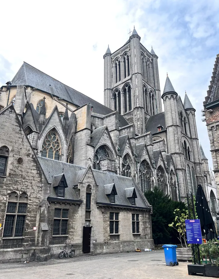 教堂內部寬敞明亮，保留了不少歷史與藝術氣息。