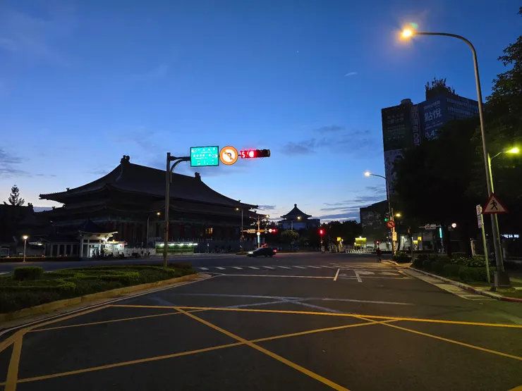 不到五點的中正紀念堂,在接近夏至時陽光已經準備露臉