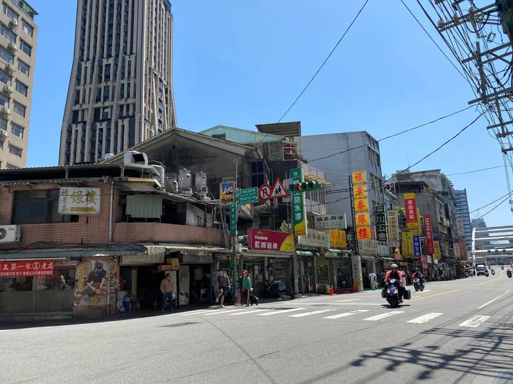 寬闊的景文街，曾是瑠公圳的水路