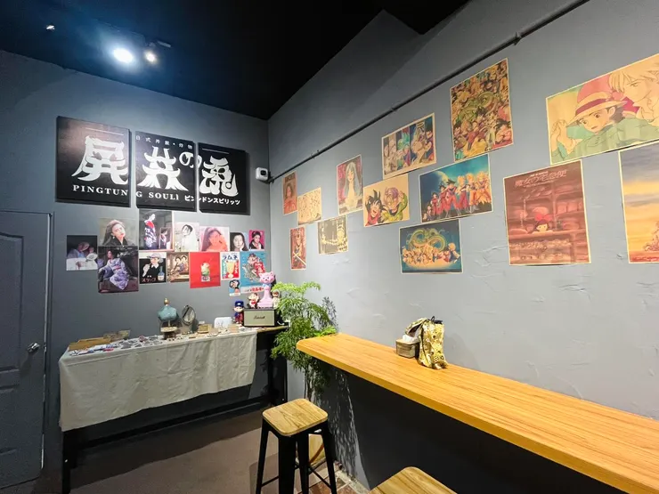 牆面上貼滿了各式經典日本動畫作品的海報
