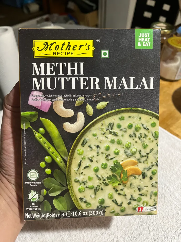 ChatGpt簡介：Methi Mutter Malai，它的主要成分包括葫蘆巴葉（Methi）、青豆（Mutter）和奶油醬（Malai）。這是北印度風味的咖哩，以奶油和腰果醬為基底，搭配微苦的葫蘆巴葉和青豆，味道溫和帶有微甜與奶香，並帶點淡淡的香料風味。這道菜通常不會太辣，適合喜歡奶香濃郁口感的人。