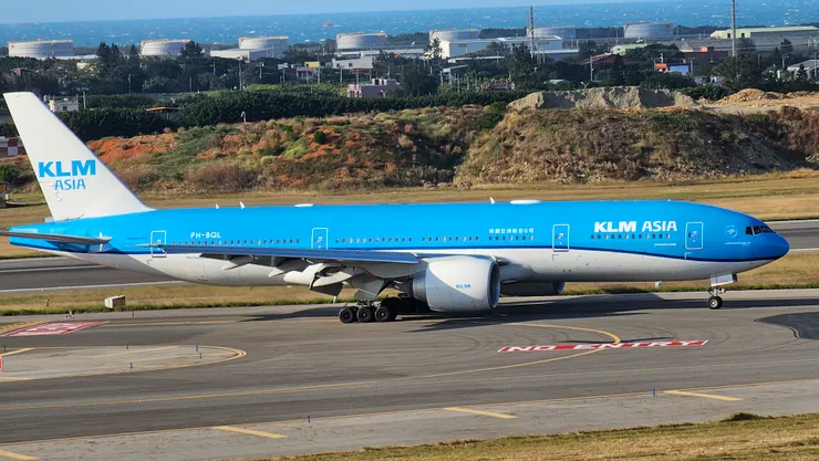 這是荷蘭皇家航空的波音B777型廣體雙走道客機!攝於下午的桃機北跑道!