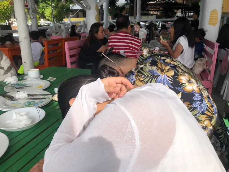 看完鯨鯊吃完早餐大家都沒力了,圖片是cocobaby和Yuna。然後早餐是火腿蛋吐司,好好吃🤤,但是不夠飽哈哈