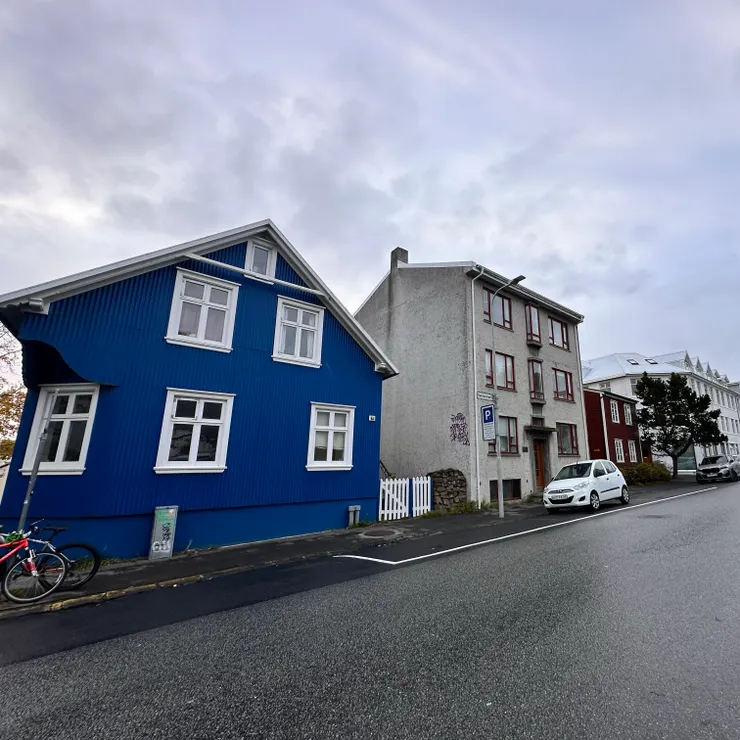 天氣陰陰房子都很可愛，民宿外格線是zone1停車區，一小時要600isk之外還要手續費（瞳孔震動）