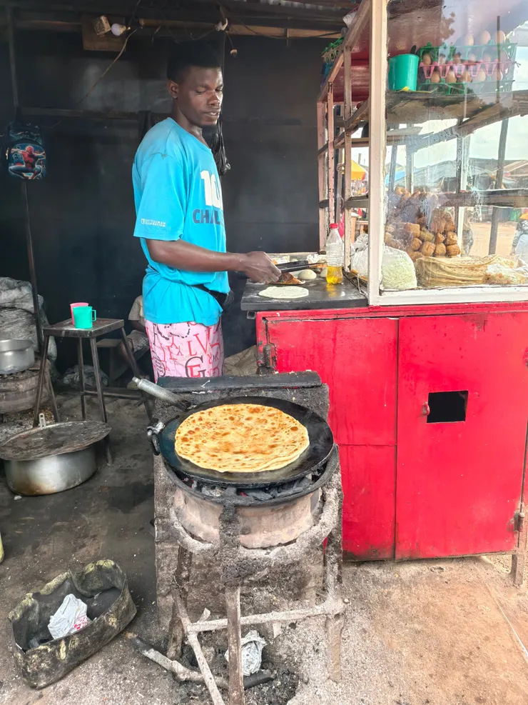 市集的餅店,在製作烤餅(Chapati)。