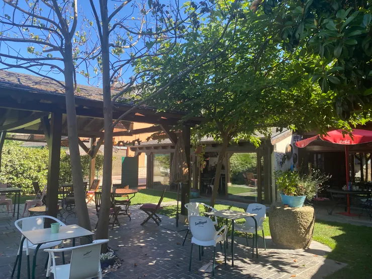 餐廳就是個小花園的概念，走過去還有盪鞦韆、躺椅跟曬衣空間給朝聖者使用。