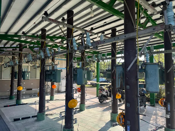 由於需要爬電線杆，克服懼高是很重要的學習。如果對爬高有些不便，可能會影響受訓資格。