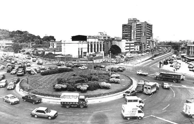 1970年代的公館圓環。還可見到尚未拆除的臺北預備火力發電所(圖片來源:國家文化記憶庫)