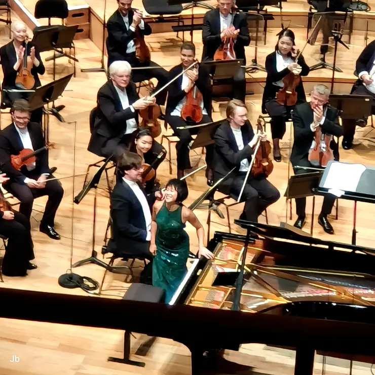 【美麗金綠晚禮服王羽佳誇張鞠躬 彈出蕭邦如詩夢境中初戀的遐想！答謝聽眾。】