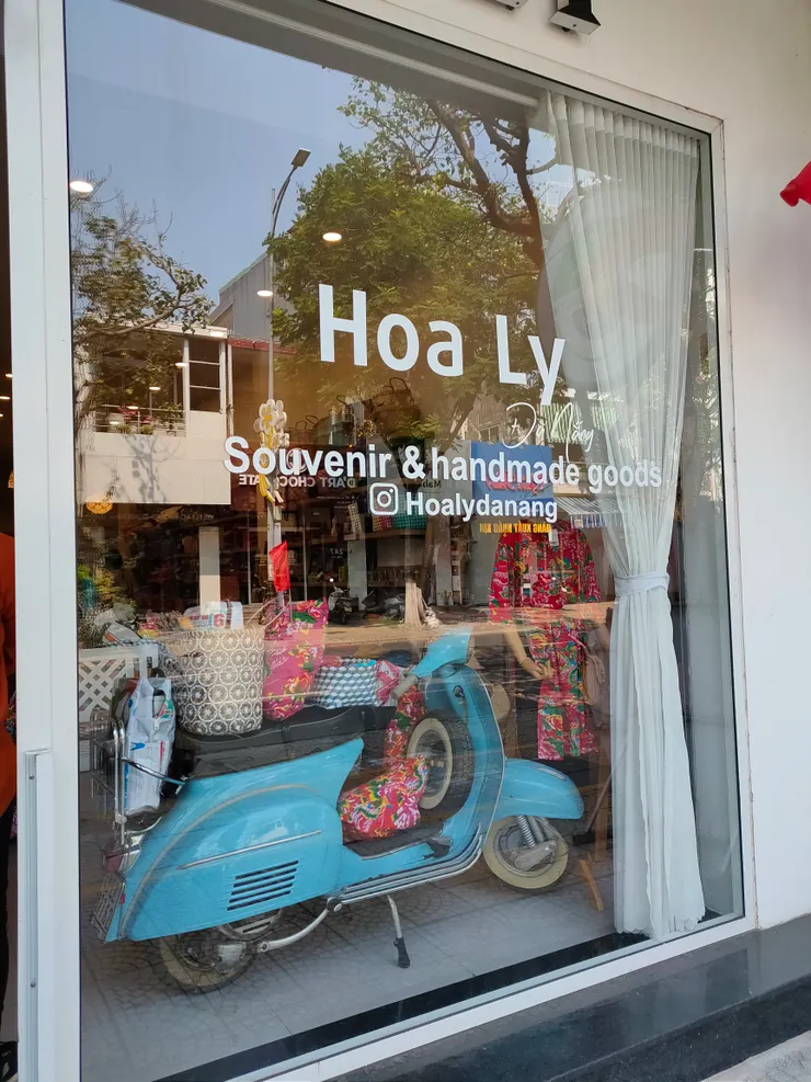 可愛的紀念品店，店員會說日文