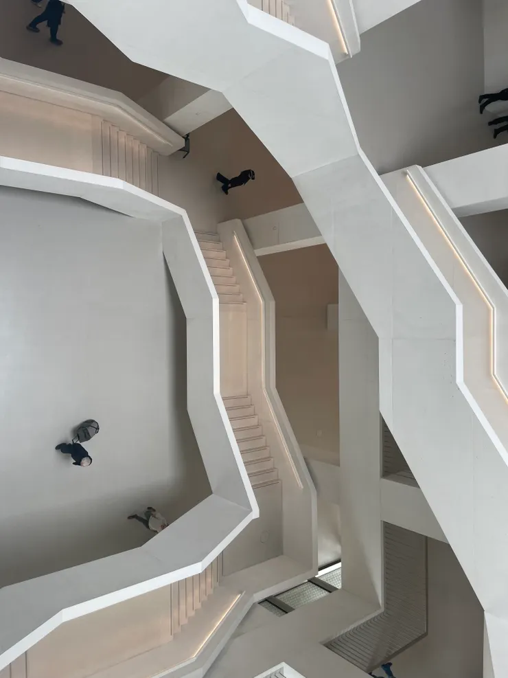 在自由與壓力之間不停奔跑——卻永遠不知道自己正往哪一層墜落。 這既是大學生，也是制度的日常。