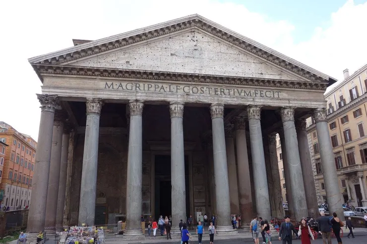 正面是標準的希臘式建築