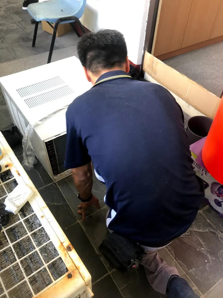 冷氣師傅搬運新機