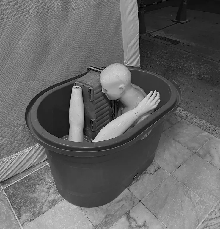 無助地擁抱自己,在那個孤獨的時候。