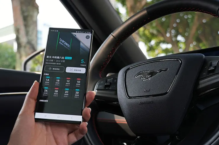 ▲現階段電動車在能源補充（充電）方面還有一項不便之處，即充電站營運方多要求使用者下載自家APP並註冊會員，雖然背後原因可推測主要應與建立使用習慣數據庫有關，但對消費者來說，業者之間若能進行更全面的整合或普及線下多元支付方式，著實為提升BEV整體使用滿意度的關鍵。