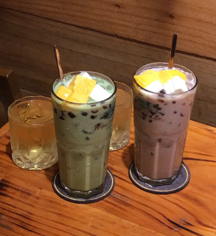 抹茶珍奶(左) 巧克力珍奶(右)