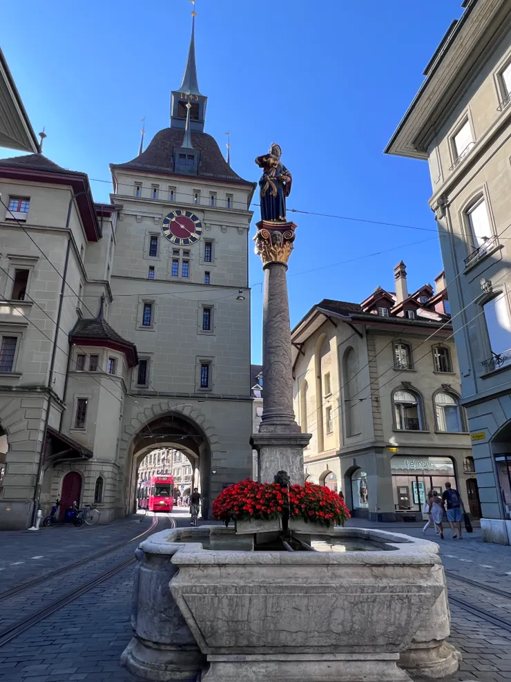 安娜薩萊噴泉，這個噴泉是為了紀念伯恩第一個醫院的創辦人安娜薩萊女士，雕像手𥚃拿著水壺把水倒入盆中，好傳神的雕塑