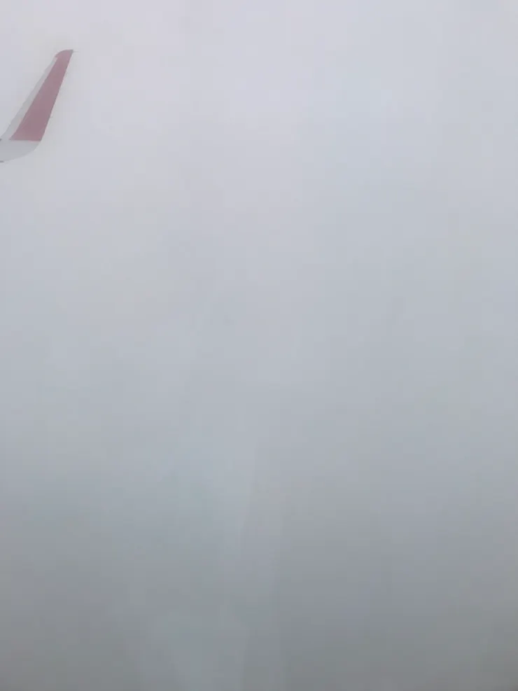 這可能是在降落的時候,從雲層上衝下來,除了機翼便什麼都看不見。