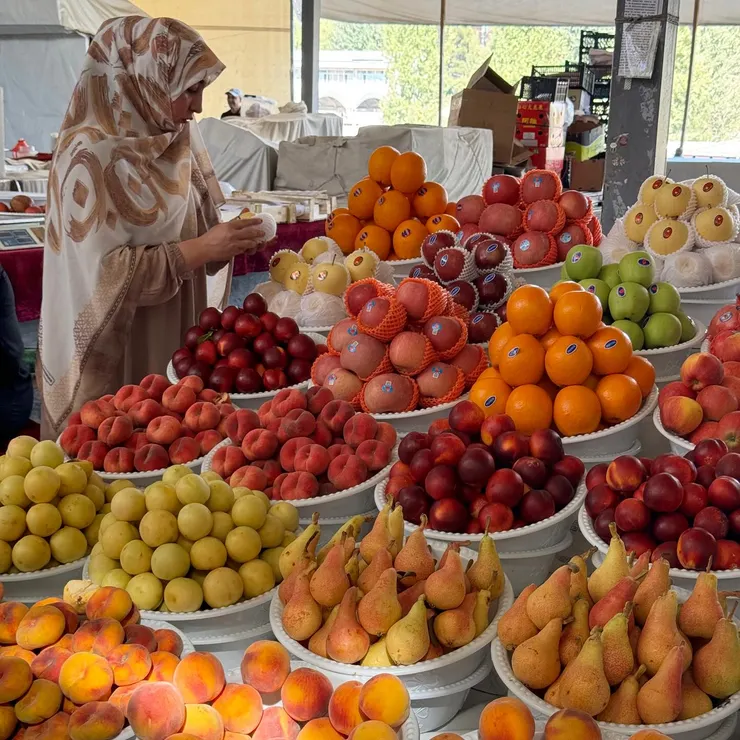 水果攤擺得像幅畫