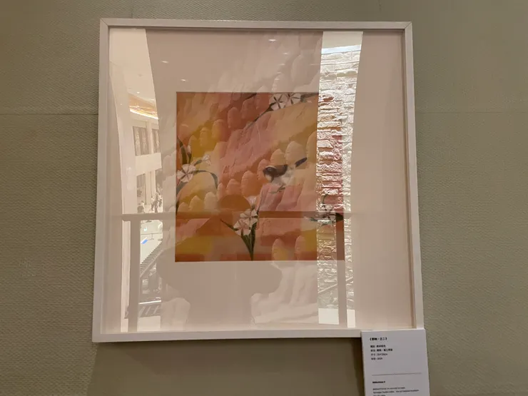 覺得這小鳥和花朵的顏色好相似喔，感覺很和諧。