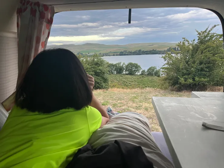 一開車門就看到湖,好幸福🥰