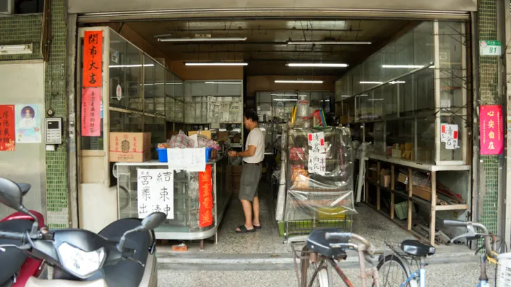 家附近50年歷史的生活五金行，將在本月熄燈號，阿伯正忙著拍賣貨品。