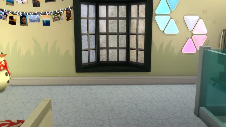 閣樓這個睡房+書房的空間我盡量設計得柔和一點，所以用了淺黃配青綠的壁紙；加上大窗。