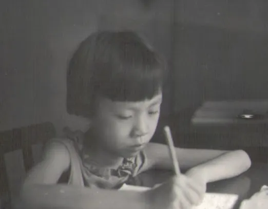 總是哭喪著臉寫功課。