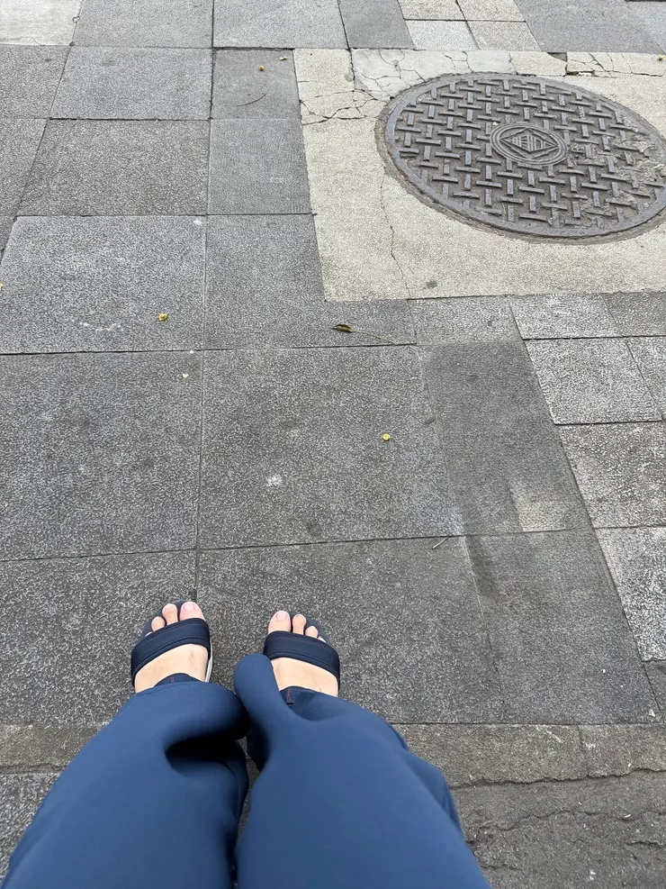 走累了,坐著休息一下。