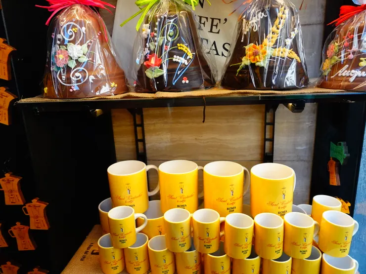 在鹿角咖啡店內一角排排站、銷售給顧客的濃縮咖啡專用杯,我也買了一個作為旅行紀念。