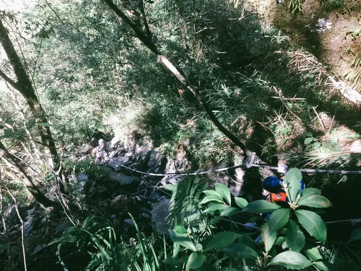 有些路段都要攀岩，需要有基本體能。