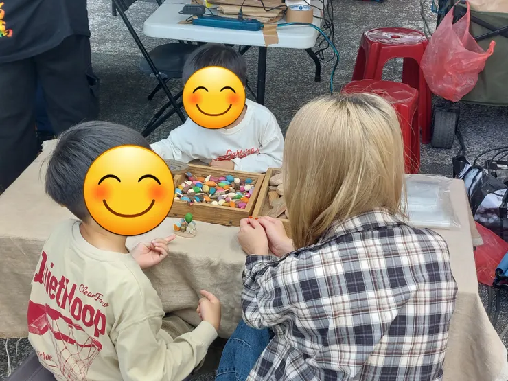 媽媽帶兩個孩子做手作 / 資料來源：林鴻鈞@並木居