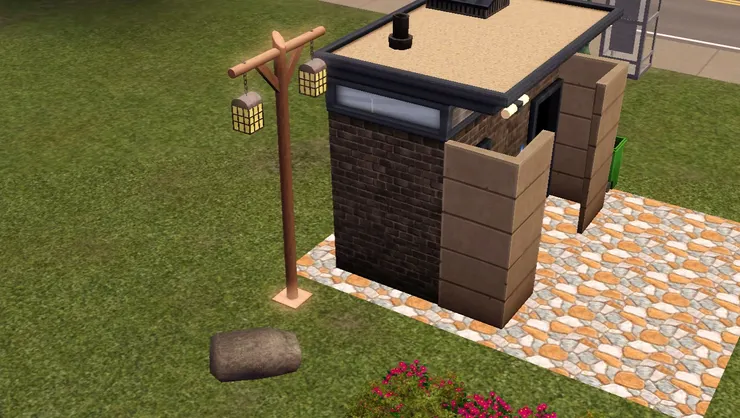 我不想公廁太黑，令使用者不安，所以在旁邊安裝了路燈，晚上便能感覺安全些。