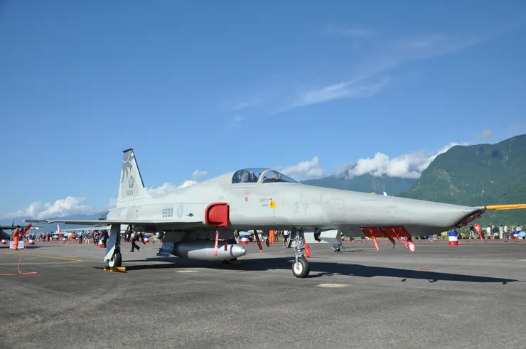 中華民國空軍委託新加坡改裝的RF-5E，機鼻偵照段和RF-5A明顯不同。