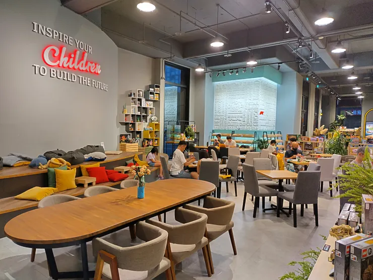 很喜歡牆上的Inspire your children to build the future