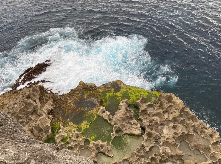下方懸崖下的壺穴地形相當特別