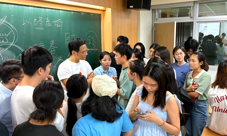 即便下課時間，同學們輪番不間斷提問（圖片取自陶老師FB） 