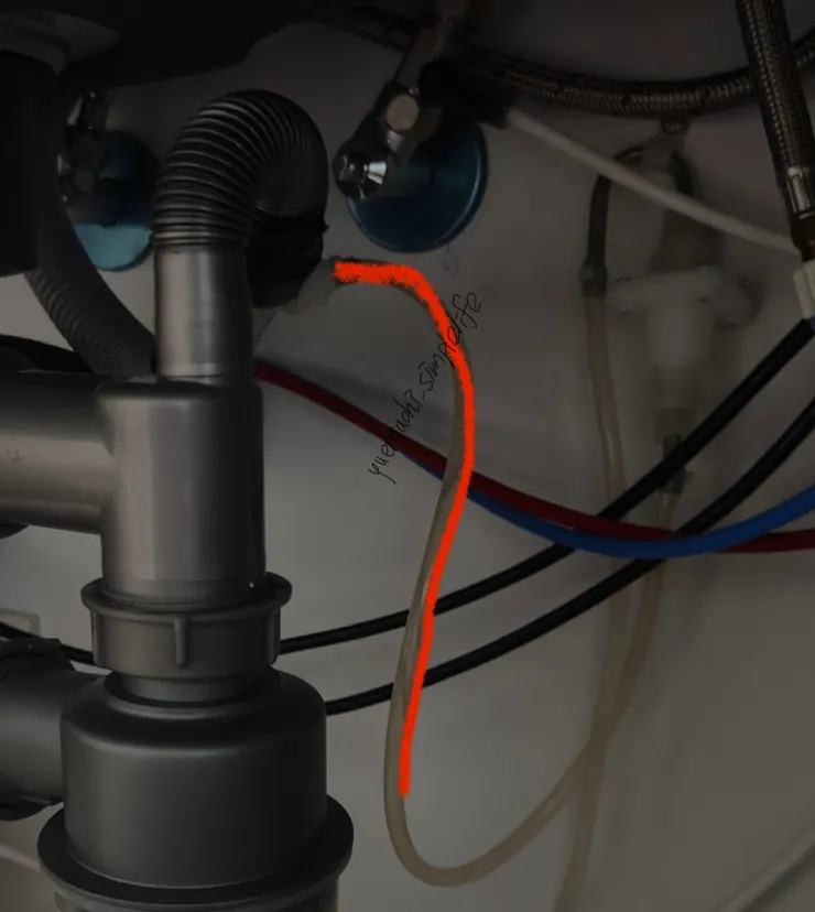 紅色線表示蒸氣口接上排水管